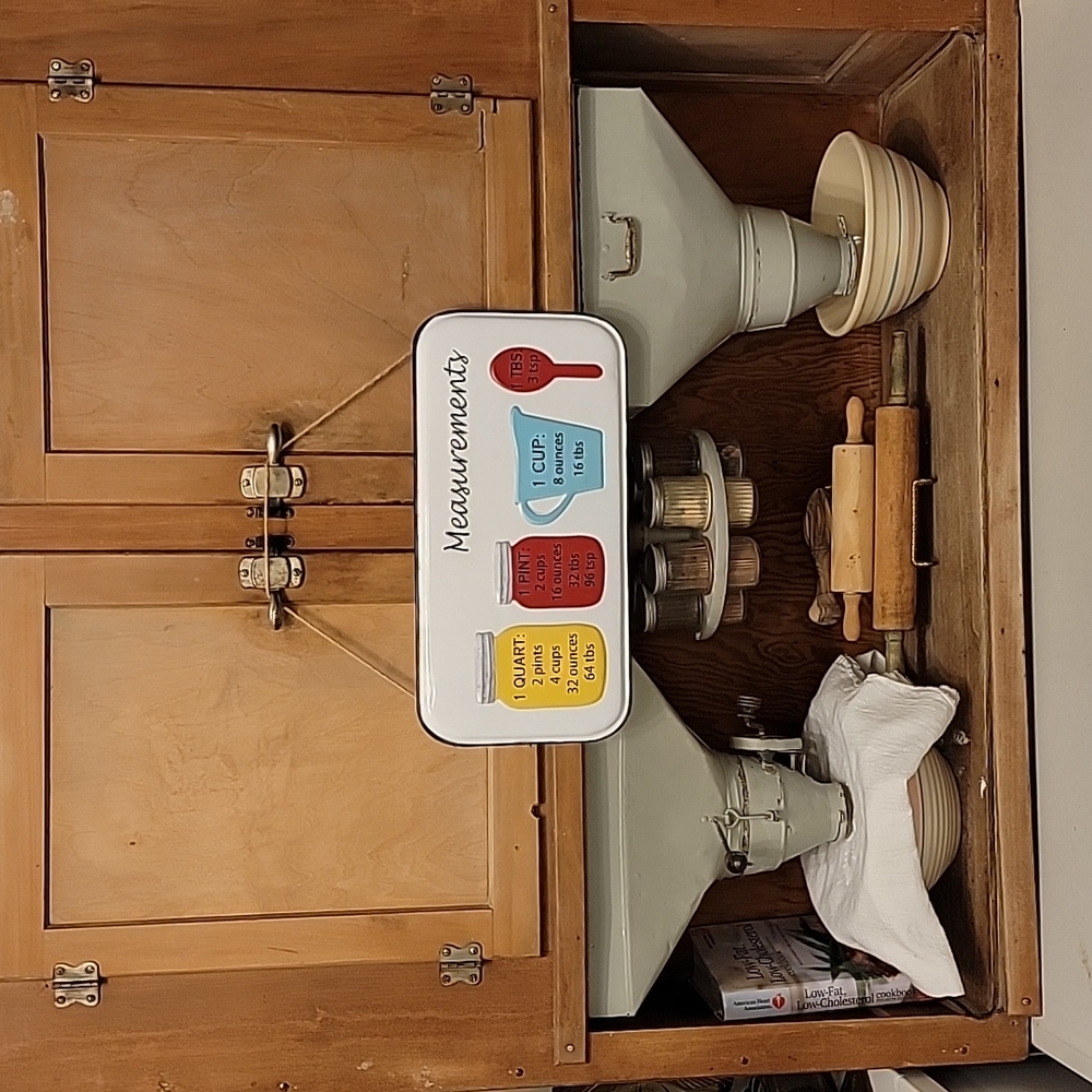 White metal measurements sign